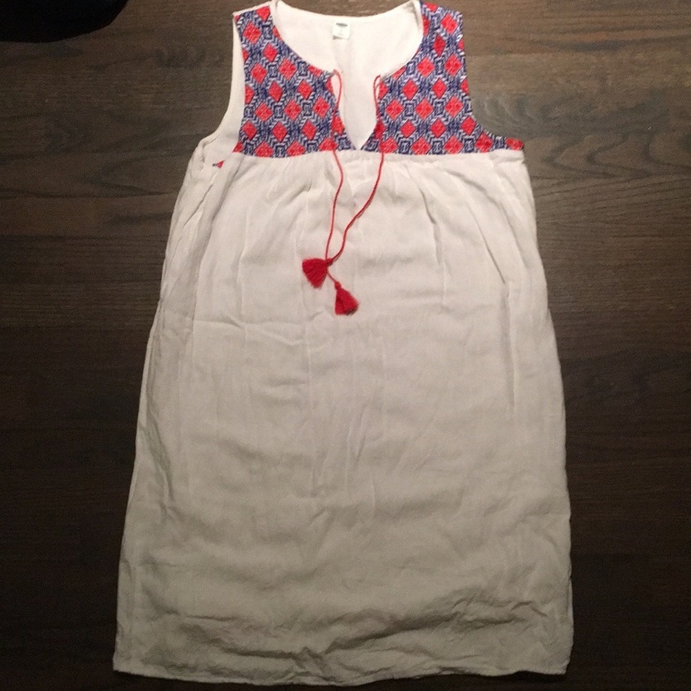 White sleeveless dress w/embroidered neckline